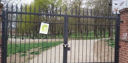 Cuorgné, scavalca recinzione per entrare in un parco pubblico: fermata, aggredisce la vigilessa che l'ha invitata a uscire