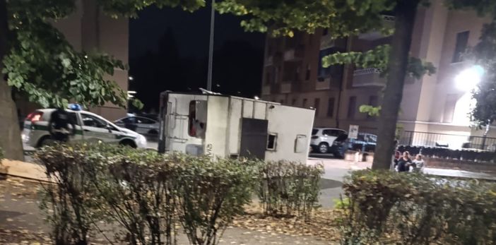 A tutta velocità si ribalta in strada: "Mandate via quei camper"