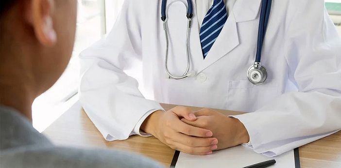 medico di famiglia con paziente medico di famiglia con paziente