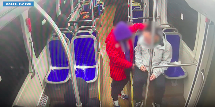 Mirafiori, minaccia con un coltello e deruba un 23enne sul bus: denunciato un 41enne