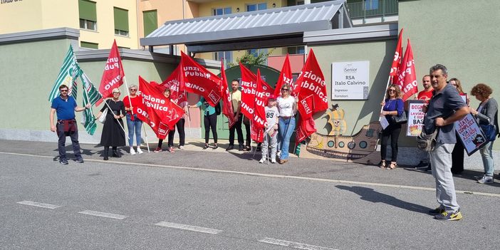 Il presidio davanti alla Italo Calvino di Orbassano