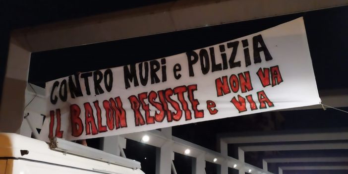 Borgo Dora, presidio notturno per il "libero scambio" Borgo Dora, presidio notturno per il "libero scambio"