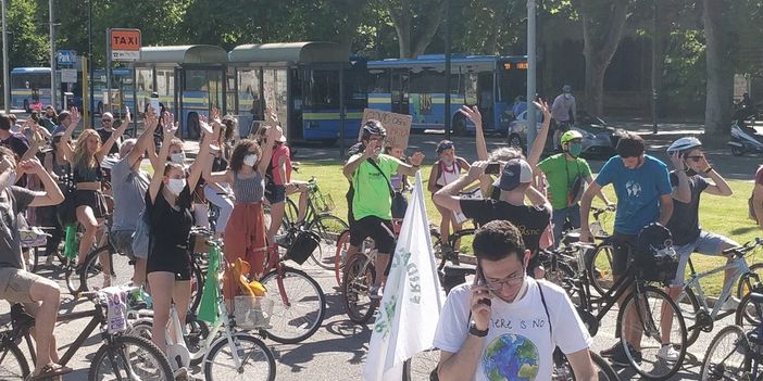 Pedalata sostenibile Fridays for Future: "Si parla di ripartenza green ma per ora solo misure limitate" [FOTO E VIDEO]