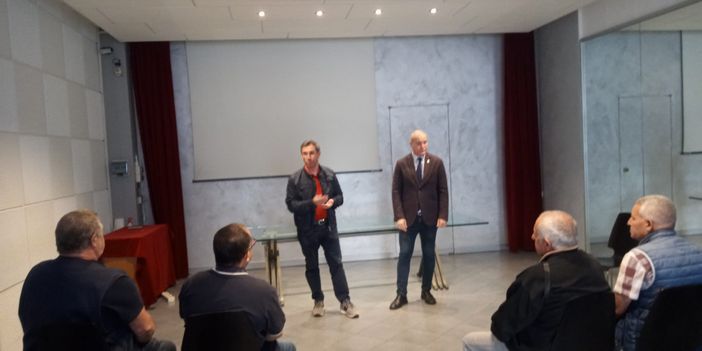 Persone riunite in una sala Persone riunite in una sala