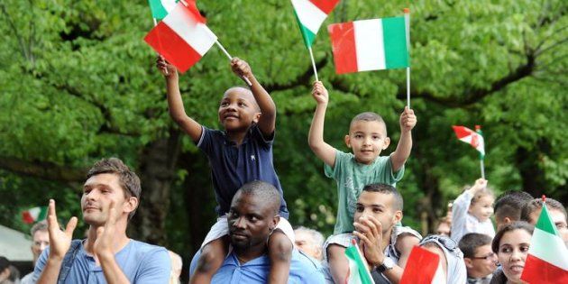 "Torino Non Dimentica": un fiore per ricordare le vittime dell'immigrazione e chiedere di cancellare i Decreti Sicurezza "Torino Non Dimentica": un fiore per ricordare le vittime dell'immigrazione e chiedere di cancellare i Decreti Sicurezza
