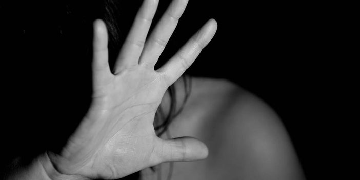 Russa denuncia delle minacce: &quot;Aggredita e costretta a dire 'Gloria all'Ucraina'&quot;. Il console: &quot;Aspetto le indagini&quot;