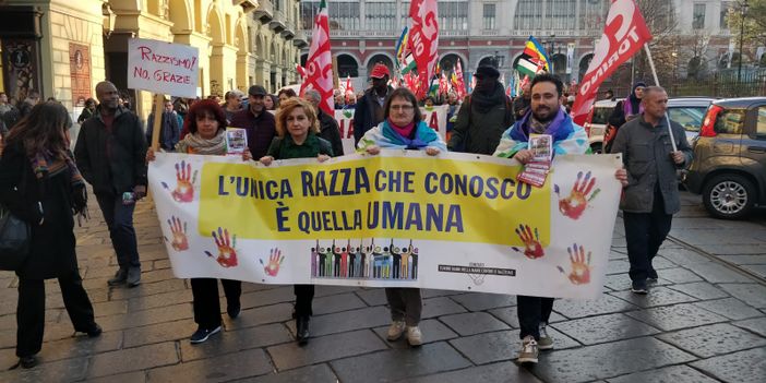Corteo antirazzista a Torino, l'urlo dei manifestanti: "Salvini senza cuore" (FOTO e VIDEO) Corteo antirazzista a Torino, l'urlo dei manifestanti: "Salvini senza cuore" (FOTO e VIDEO)