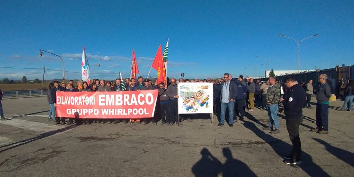 Embraco, lavoratori di nuovo in strada fuori dallo stabilimento per chiedere al Ministero di fare in fretta Embraco, lavoratori di nuovo in strada fuori dallo stabilimento per chiedere al Ministero di fare in fretta