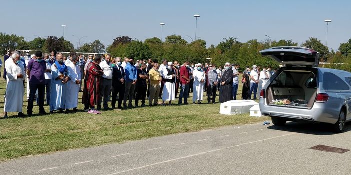 In centinaia ai funerali delle sorelle morte al camping di Marina di Massa. Palloncini bianchi in cielo per Jannat e Malak [FOTO e VIDEO]