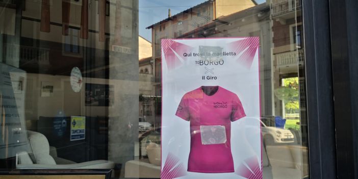 maglia rosa in un cartello