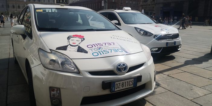 Frida Kalho viaggia sui taxi di Torino. E dal 2 luglio arriva Marylin Monroe