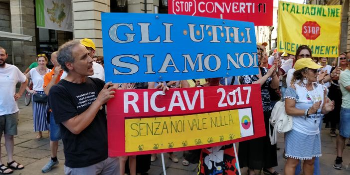 Italiaonline, Di Maio ai lavoratori torinesi: "Vi capisco, faró il possibile" Italiaonline, Di Maio ai lavoratori torinesi: "Vi capisco, faró il possibile"