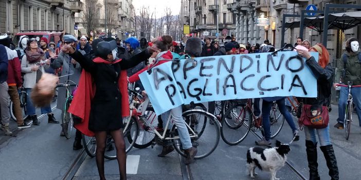 Anarchici a Torino in piazza contro Appendino: &quot;Sei una pagliaccia&quot; (FOTO e VIDEO)