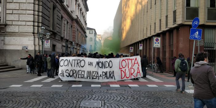 Corteo anarchico verso Porta Palazzo: &quot;Governo giallo-verde assassino&quot;. Imbrattati alcuni muri e una filiale di Intesa Sanpaolo (FOTO e VIDEO)