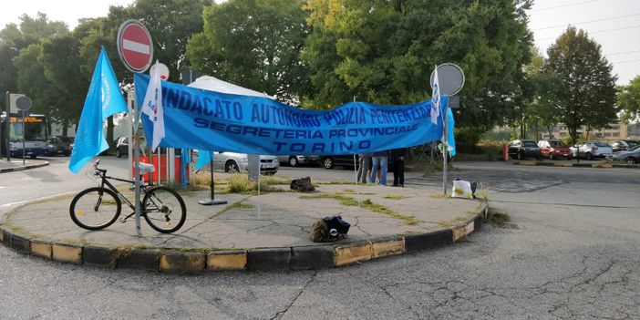 La protesta degli agenti penitenziari delle Vallette di Torino: "Troppe aggresioni, in carcere regna il caos" La protesta degli agenti penitenziari delle Vallette di Torino: "Troppe aggresioni, in carcere regna il caos"