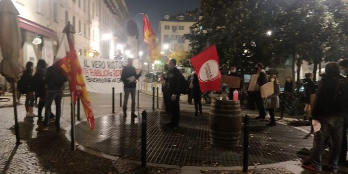 Sindacati Usb in piazza a Torino: &quot;Tamponi gratis per tutti&quot;