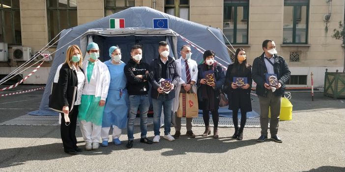 Comunità cinese dona mascherine alla Città della Salute, ma la foto di gruppo è un cattivo esempio Comunità cinese dona mascherine alla Città della Salute, ma la foto di gruppo è un cattivo esempio