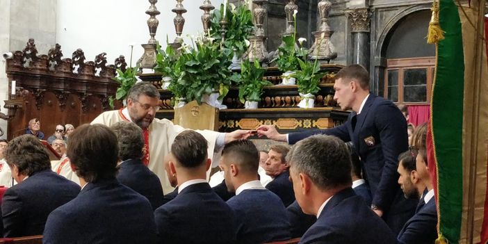 Don Robella consegna a Belotti un pezzo del vaso rotto (il Grande Torino) affinché lo conserva nel cuore per sempre Don Robella consegna a Belotti un pezzo del vaso rotto (il Grande Torino) affinché lo conserva nel cuore per sempre