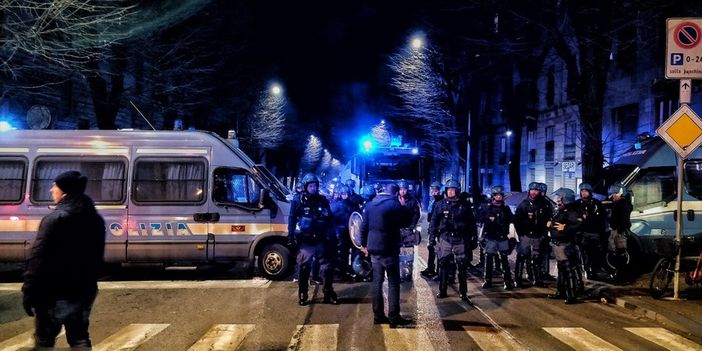 Gli anarchici protestano: sgomberata l'aula del processo &quot;Scripta Manent&quot;