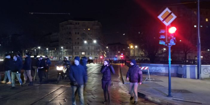 Anarchici in marcia verso l'asilo di via Alessandria: tensione in cittá (VIDEO)