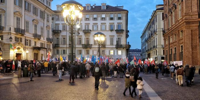 Centinaia in piazza Carignano: "Torino è antifascista" Centinaia in piazza Carignano: "Torino è antifascista"
