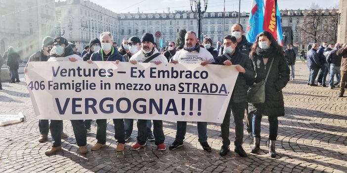 Ex Embraco, centinaia di operai in piazza: “Non crediamo più a nessuno, la fine è vicina” (FOTO e VIDEO)