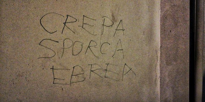 &quot;Crepa sporca ebrea&quot;: scritta antisemita nel quartiere Borgo Po [FOTO e VIDEO]
