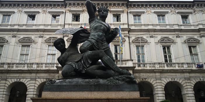 la statua del Conte Verde davanti al Comune