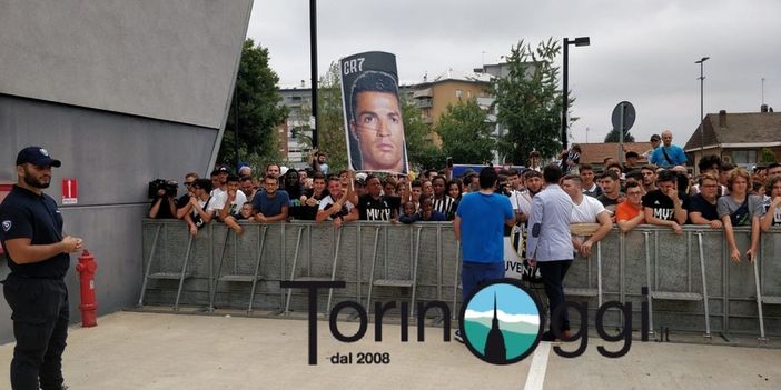 Tifosi in delirio per CR7: "Portaci la Champions" (Video) Tifosi in delirio per CR7: "Portaci la Champions" (Video)
