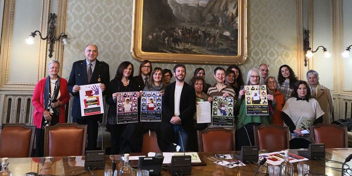 Alle 18 le fontane di piazza Cln si illuminano di arancio contro la violenza sulle donne: gli eventi della Città di Torino per il 25 novembre