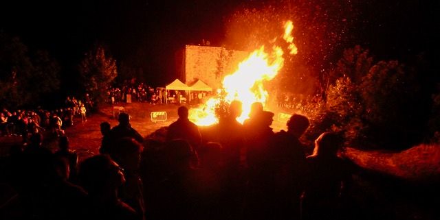 Bardonecchia, bruciato a La Tur d'Amun il "Gran falò sotto le stelle" Bardonecchia, bruciato a La Tur d'Amun il "Gran falò sotto le stelle"