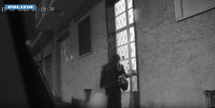 L'uomo, il quinto di una banda, rintracciato in un appartamento di Lucento L'uomo, il quinto di una banda, rintracciato in un appartamento di Lucento