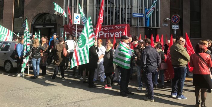 Torino, al Gradenigo la protesta dei lavoratori della sanità privata: “Noi da 12 anni senza contratto”
