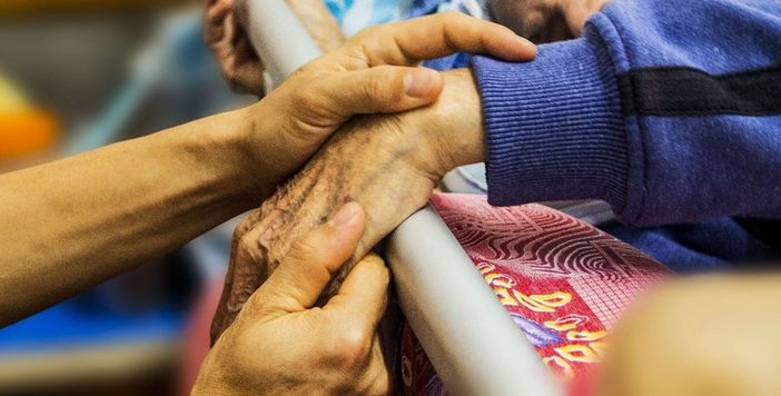 Una mano di conforto per un anziano ricoverato in Rsa