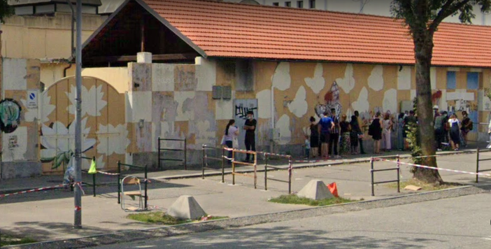 persone in coda di fronte alla questura