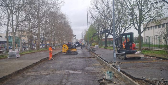Nichelino, lavori in corso per la messa in sicurezza del piazzale di fronte a Maxwell ed Erasmo Nichelino, lavori in corso per la messa in sicurezza del piazzale di fronte a Maxwell ed Erasmo