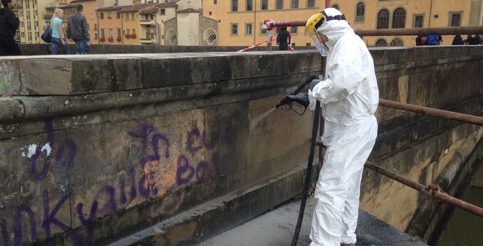 Lunedì intervento straordinario di rimozione delle scritte sui muri degli edifici pubblici