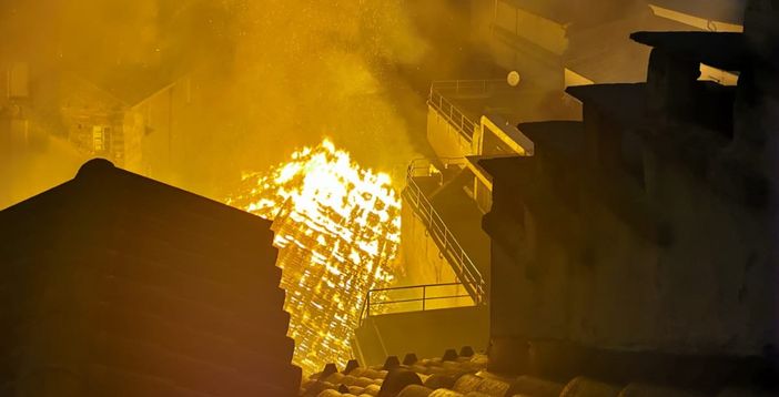 In fiamme il tetto della Cavallerizza Reale di Torino [FOTO E VIDEO]