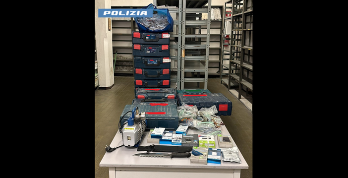 Profumi e occhiali firmati: nei guai per ricettazione il proprietario di un babershop Profumi e occhiali firmati: nei guai per ricettazione il proprietario di un babershop