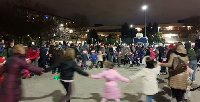 Un girotondo tra grandi e piccini unisce per Natale la comunità di via Negarville Un girotondo tra grandi e piccini unisce per Natale la comunità di via Negarville