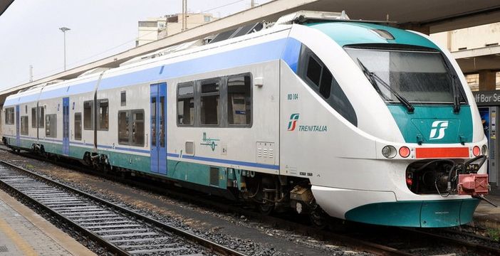Chivasso, tenta di salire sul treno al volo forzando l'apertura delle porte: denunciato Chivasso, tenta di salire sul treno al volo forzando l'apertura delle porte: denunciato