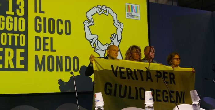 I genitori di Giulio Regeni portano i suoi libri al Salone del Libro: "Studiava tanto per conoscere il mondo"