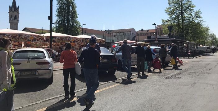 Coronavirus, negozi chiusi a Pasqua e Pasquetta: supermercati e mercati presi d’assalto [VIDEO]