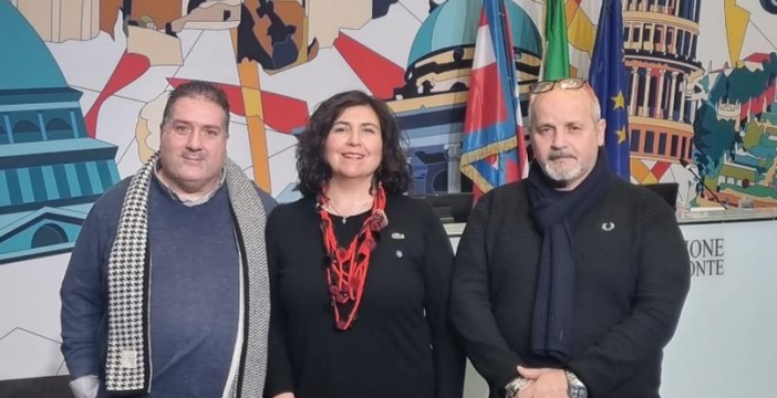 Tre persone in posa in primo piano