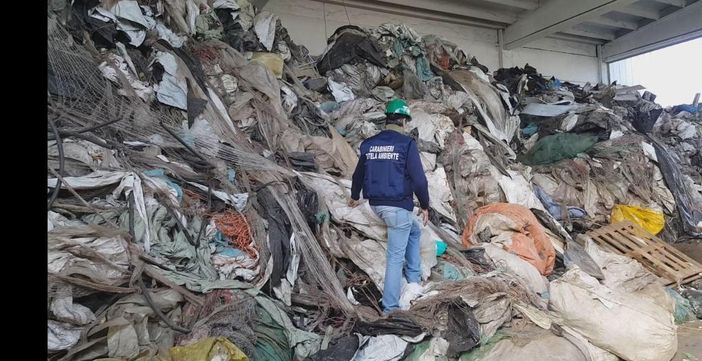 Pinerolo, i carabinieri del Noe sequestrano un capannone adibito a discarica abusiva Pinerolo, i carabinieri del Noe sequestrano un capannone adibito a discarica abusiva