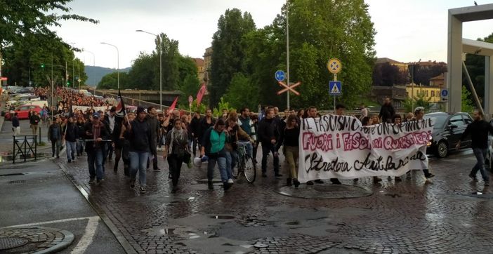 Tensione ad Aurora, il corteo degli antifascisti raggiunge la zona dove è in programma il presidio di Forza Nuova [FOTO E VIDEO]