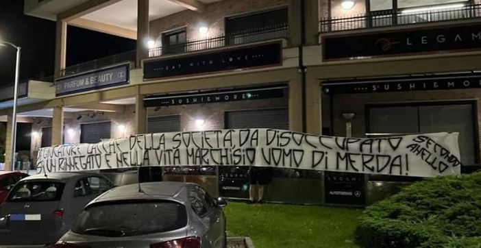 "Lacchè e uomo di m", l'ira degli ultras della Juve contro Marchisio. Lui risponde sui social: "Avete esagerato" "Lacchè e uomo di m", l'ira degli ultras della Juve contro Marchisio. Lui risponde sui social: "Avete esagerato"
