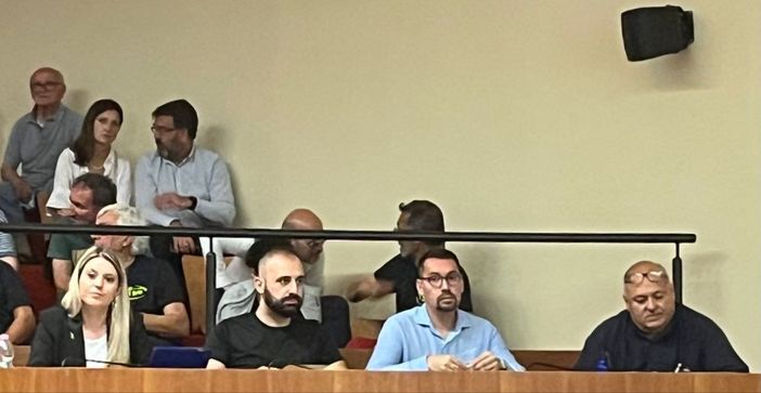 consigliere comunali seduti in sala consigliere comunali seduti in sala