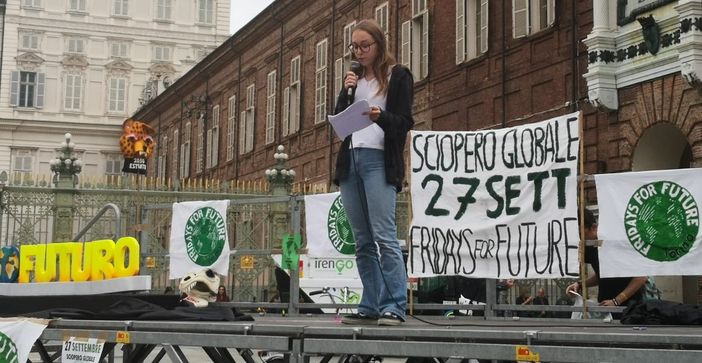 I ragazzi di Fridays for Future portano in centro il "funerale" del futuro: è l'inizio della "Climate Global Week" torinese (FOTO e VIDEO) I ragazzi di Fridays for Future portano in centro il "funerale" del futuro: è l'inizio della "Climate Global Week" torinese (FOTO e VIDEO)