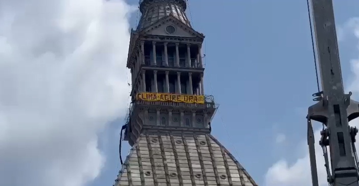 Mole Antonelliana con striscione ambientalista